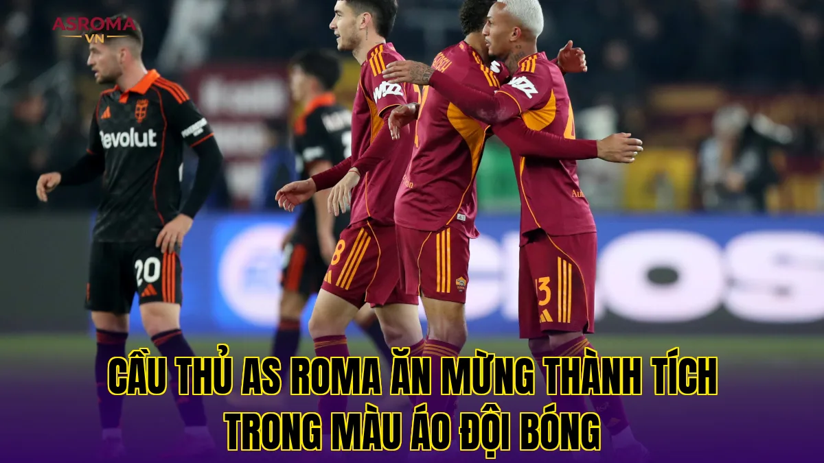 Cầu thủ AS Roma ăn mừng thành tích trong màu áo đội bóng